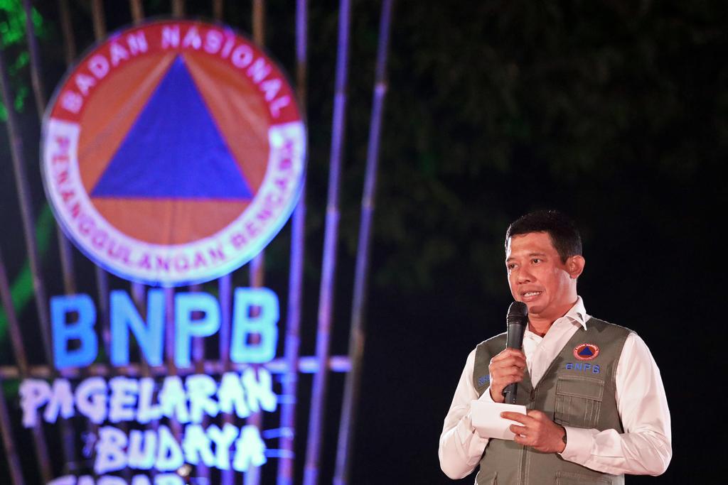Kepala BNPB Letjen TNI Suharyanto S.Sos., M.M., memberikan sambutan dalam pagelaran Budaya Sadar Bencana (BSB) yang diinisiasi BNPB untuk memberikan edukasi dan literasi kebencanaan di Alun-alun Kabupaten Sumedang, Provinsi Jawa Barat, pada Sabtu (8/7). 